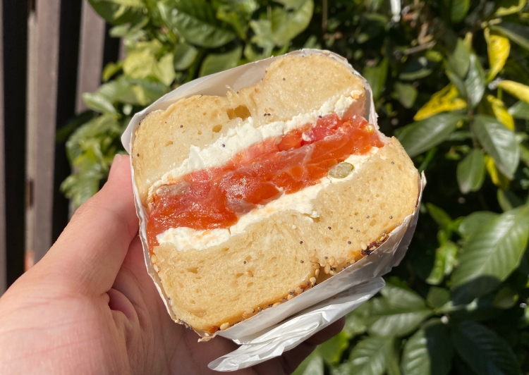 サーモンとクリームチーズをサンドしたベーグルの断面