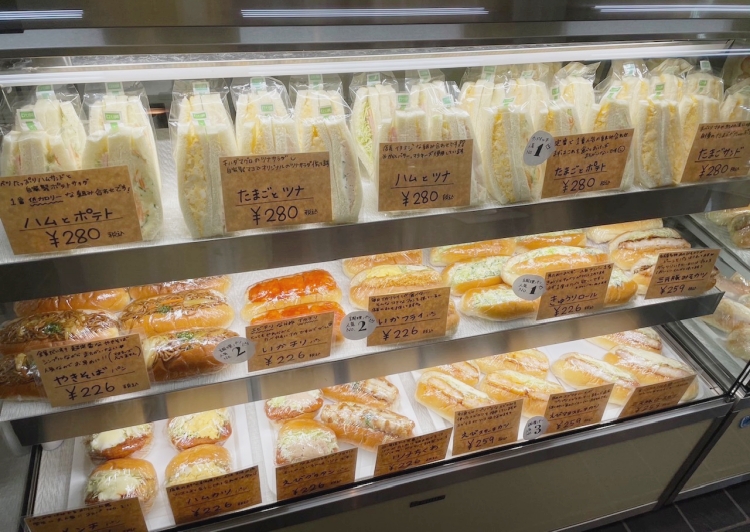 ショーケースに並ぶ惣菜パン