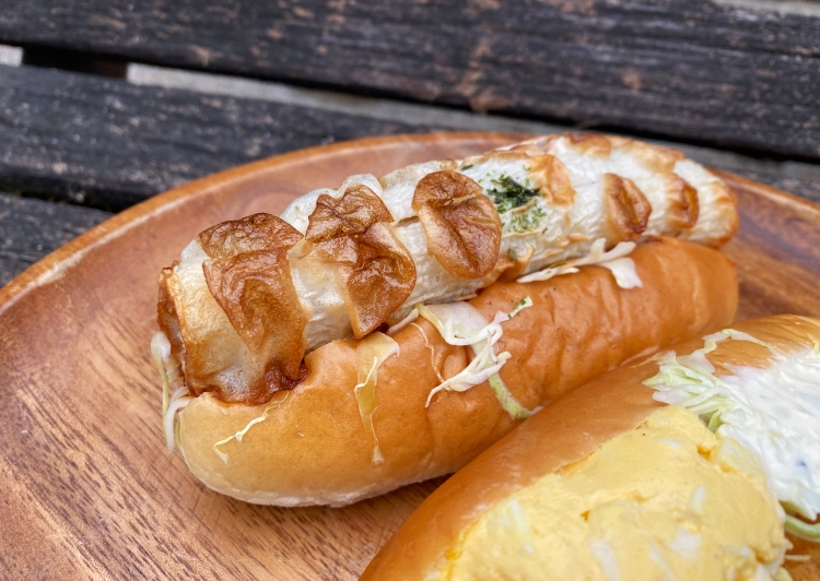 ツナを詰めたちくわを挟んだパン