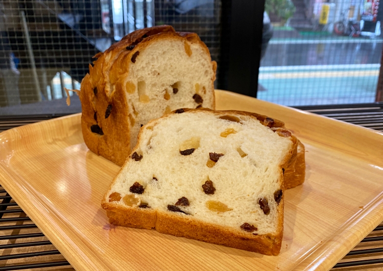 レーズンが練り込まれた2切れの食パン
